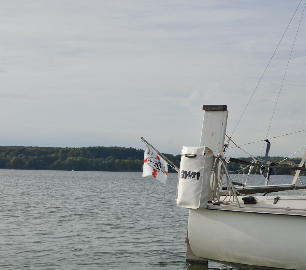 Flagge des FSD an einem Boot des FSD auf einem See